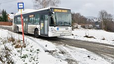 Přímo do silnice vstupují cestující například na zastávce v Polední ulici v... Přímo do silnice vstupují cestující například na zastávce v Polední ulici v...