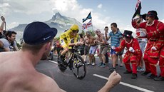 Chris Froome projíždí mezi svými fanoušky v poslední časovce na Tour de France... Chris Froome projíždí mezi svými fanoušky v poslední časovce na Tour de France...
