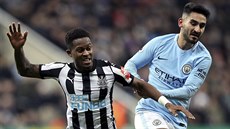 Rolando Aarons z Nescastlu (vlevo) a Ilkay Gündogan z Manchesteru City bojují o... Rolando Aarons z Nescastlu (vlevo) a Ilkay Gündogan z Manchesteru City bojují o...