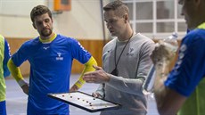 Kouč českých házenkářů Jan Filip dává pokyny svým svěřencům na tréninku. Kouč českých házenkářů Jan Filip dává pokyny svým svěřencům na tréninku.