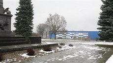 Haly stojí přímo naproti ruskému pomníku památné bitvy u Chlumce z roku 1813. Haly stojí přímo naproti ruskému pomníku památné bitvy u Chlumce z roku 1813.