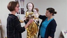 Restaurátorky Klára Kolářová (vlevo) a Dunja Stevanovič při zlacení kopie... Restaurátorky Klára Kolářová (vlevo) a Dunja Stevanovič při zlacení kopie...