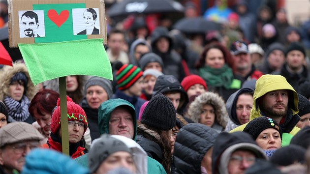 Demonstranti zaplnili celou horn st chebskho nmst Krle Jiho z Podbrad.