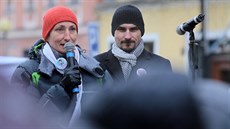 Na demonstraci promluvili jak odvolaná místostarostka Gabriela Licková, tak... Na demonstraci promluvili jak odvolaná místostarostka Gabriela Licková, tak...