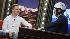 Tomáš Bábek populárnímu moderátorovi daroval keirinovou helmu s vlastním... Tomáš Bábek populárnímu moderátorovi daroval keirinovou helmu s vlastním...