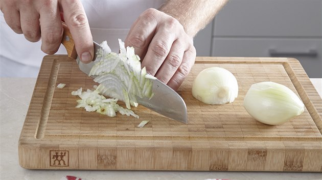 Cibuli oloupeme a nakrájíme nadrobno.
