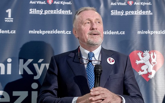 Kandidát na prezidenta a bývalý premiér Mirek Topolánek na tiskové konferenci...