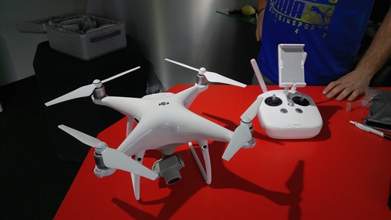 Oblíbené jsou drony s kamerami ve vysokém rozliení v cen kolem 40 tisíc korun.