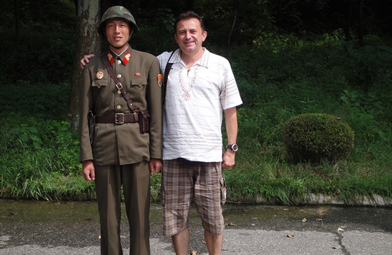 Karel Starý se severokorejským pohraniníkem na hranici s Jiní Koreou v...