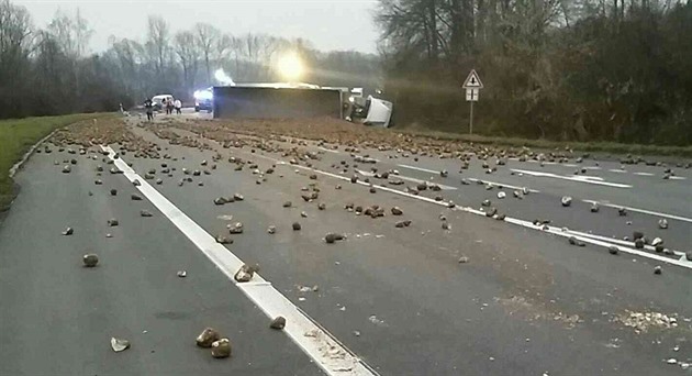 Po stetu kamionu a auta u Týnika na Vysokomýtsku skonil pevrácený kamion v...