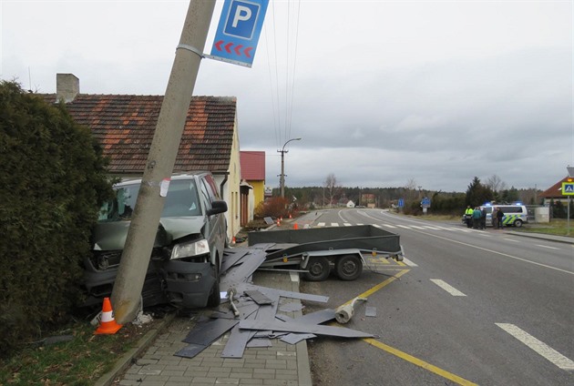 VW Transporter havaroval v Mláce na Jindichohradecku.