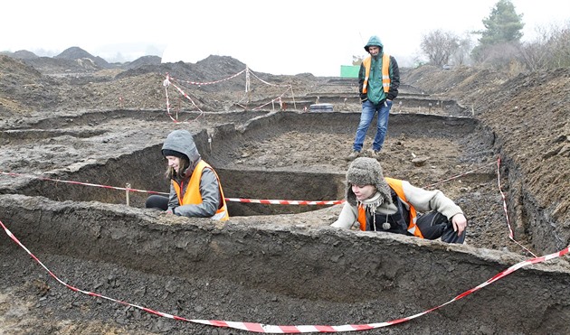 Pohled na probíhající archeologický przkum na trase posledního úseku dostavby...