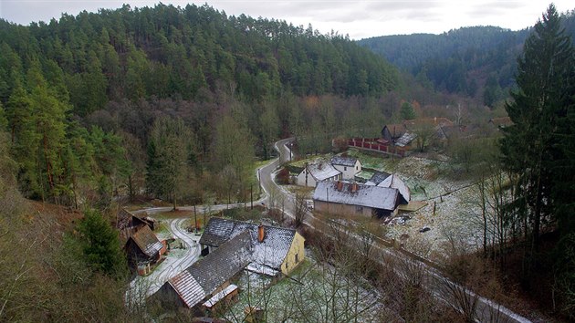 Osada Kutiny z malého železničního viaduktu Osada Kutiny z malého železničního viaduktu