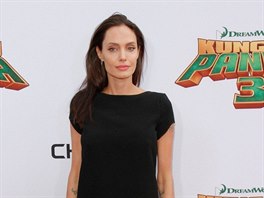 Kráska Angelina Jolie elí léta podezení, e trpí anorexií. Dokonce i v...