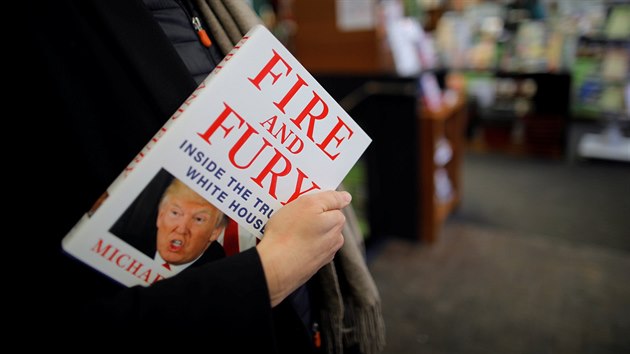 Kniha o zkulis Trumpova Blho domu jde v USA na draku (5. ledna 2017)