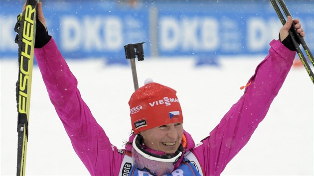 Veronika Vtkov se raduje po sprintu v Oberhofu, kde vybojovala tet msto.