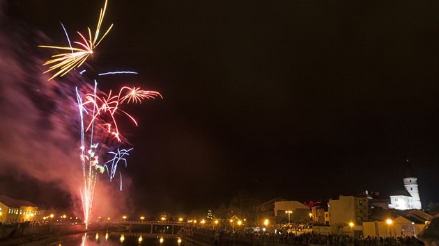 Na druh pokus v Perov odplili novoron ohostroj (6. ledna 2018).