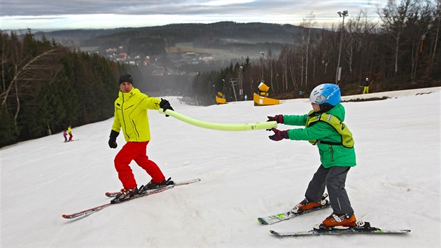 Sobotn odpoledne si na acberku uv mnoho destek lya a snowboardist, mezi nimi i spousta dt. V provozu byla dtsk kolika i dtsk vlek.