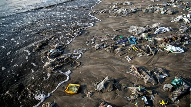 Ple letoviska Kuta zaplavil plastov odpad (15. prosince 2017)