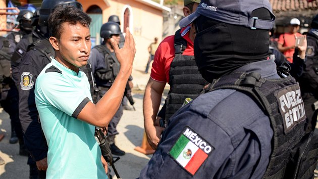 Pi pestelce s policisty zemelo v mexickm Acapulcu jedenct lid (8. leden 2018).