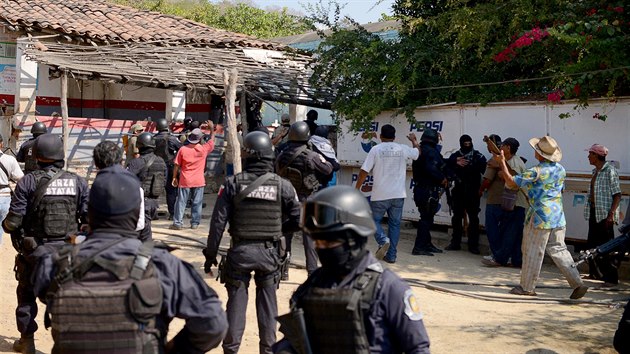 Pi pestelce s policisty zemelo v mexickm Acapulcu jedenct lid (8. leden 2018).