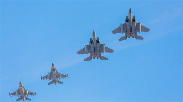 Dnsk stroje F-16 a americk F-15 bhem pevzet ochrany vzdunho prostoru Pobalt