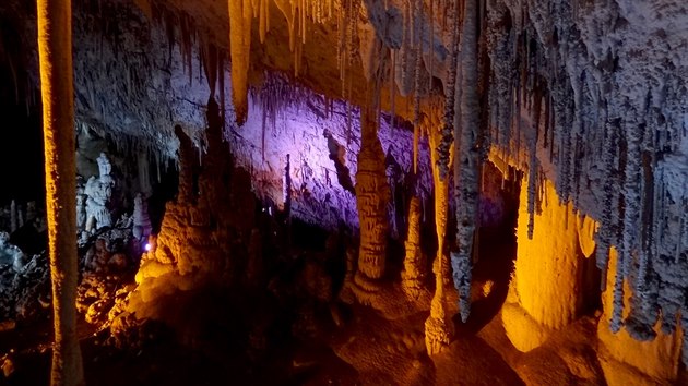Avalomova jeskyn, snad nejkrsnj prodn kaz v Izraeli, se nachz jen pr kilometr od msta Bejt eme. Stalaktity jsou v n namakny doslova jeden na druhm.