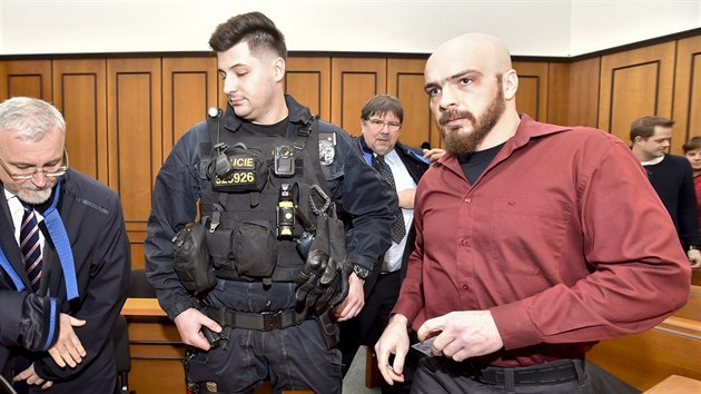 Policist Jan Nekvapil (vpravo) a Martin Kopp (uprosted) u Obvodnho soudu pro Prahu 2 (5. ledna 2018).