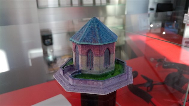 Zmeck kaple byla nafotografovna dronem ze vech stran a jej 3D model pak vytiskli na 3D tiskrn.