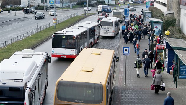 Na uzel v zk ulici pobl hlavnho ndra si mnohdy stuj jak cestujc, tak i samotn idii MHD.