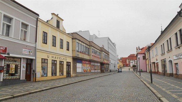 Socialistick architektura se do pvodn zstavby pli nehod. Na mst obchodu jet ped pl stoletm stvala mimo jin i synagoga.