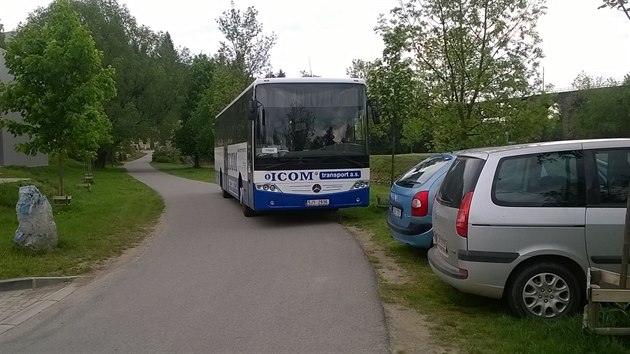 Na cyklostezce u parkoval i autobus.