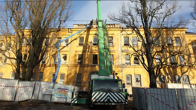 Demolice tefnikovch kasren v Jihlav zaala. U na konci roku byla sundna stecha. Nyn jeb snesl cenn relif s mstskm znakem z prel budovy.