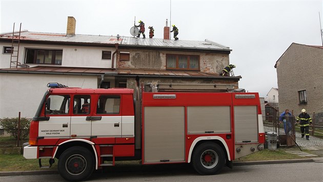 Hasii v Chotboi zajiovali uvolnn plechy na stee rodinnho domu.