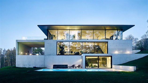 Architekti tomu kaj "asketick design". Impozantn dm ze skla a betonu organicky zapad do terasovitho ternu, a to vetn baznu.