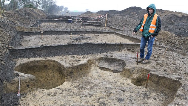 Pohled na probhajc archeologick przkum na trase poslednho seku dostavby dlnice D1 u Perova.