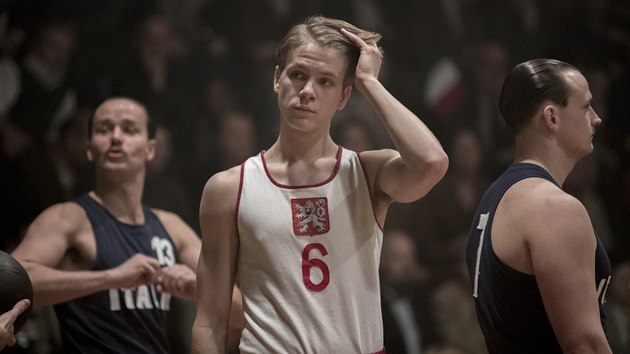 Momentka z naten filmu Zlat podraz v Prmyslovm palci: Zdenk Pikula v roli eskoslovenskho reprezentanta. Vpravo Ondej Velensk jako italsk basketbalista.