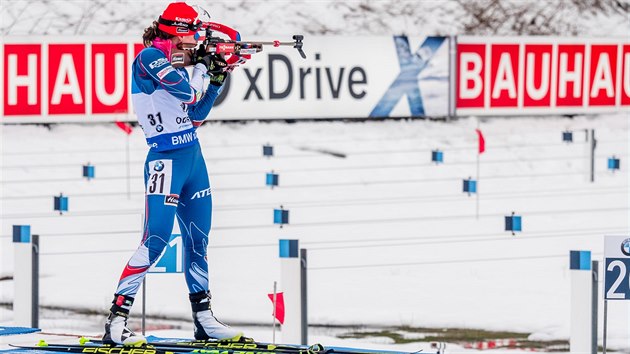 esk biatlonistka Veronika Vtkov bhem stelby ve sprintu v Oberhofu