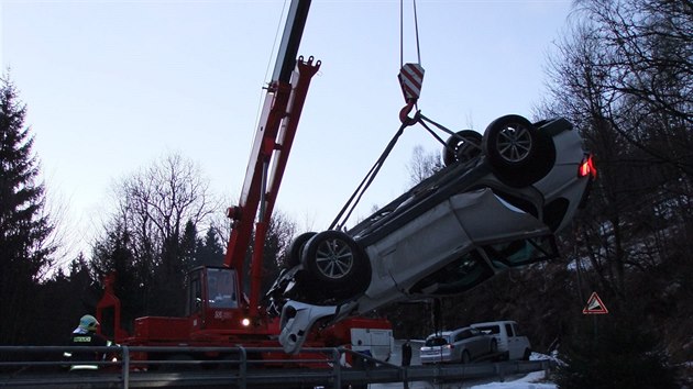 BMW vytaen z potoka.