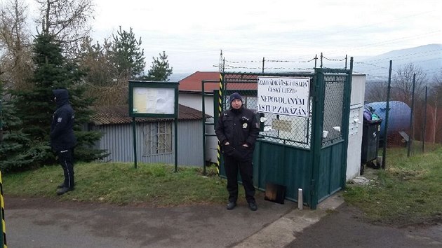 Policie steí vchod do zahrádkáské osady, kde se nali ti mrtví.