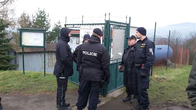 Policie ste vchod do zahrdksk osady, kde se nali ti mrtv.