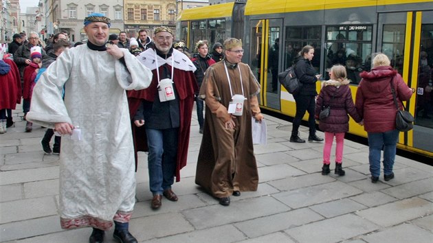 Do Tkrlov sbrky v Plzni se osobn zapojili primtor, hejtman a biskup. (8. 1. 2018)