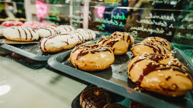 Sandra Adlerov vede cukrrnu, kde vechny zkusky pipravuj bez ivoinch produkt. A lid si je oblbili, Vegan Sweet Bar v Brn zvolili za nejlep podnik tohoto typu v esku.