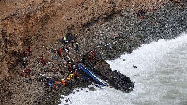 Zchrani zasahuj po tragick nehod autobusu v Peru. (2. ledna 2017)