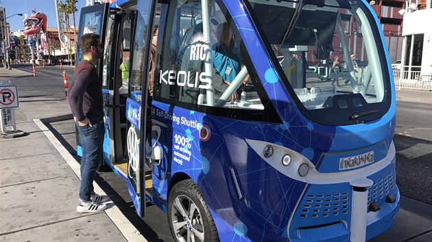 Autonomn autobus Navya na zastvce - testovac jzdy na CES 2018 v Las Vegas.