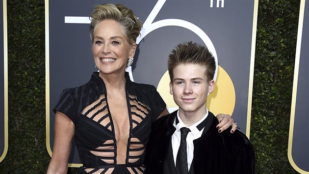 Sharon Stone a jej syn Roan Joseph Bronstein na Zlatch glbech (Beverly Hills, 7. ledna 2018)
