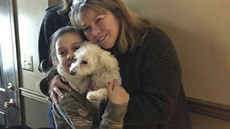 Monica Newhardová (vpravo) se svým bišonkem Zoey a vnučkou. Vzadu zachránkyně... Monica Newhardová (vpravo) se svým bišonkem Zoey a vnučkou. Vzadu zachránkyně...