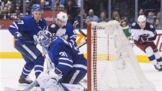 Frederik Andersen v brance Toronta zasahuje před Markusem Nutivaarou z... Frederik Andersen v brance Toronta zasahuje před Markusem Nutivaarou z...