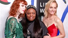 Pat McGrathová s cenou CFDA a modelkami Karen Elson (vlevo) a Amber Valetta... Pat McGrathová s cenou CFDA a modelkami Karen Elson (vlevo) a Amber Valetta...