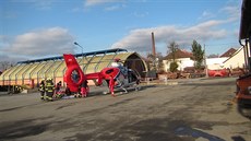 Pro poraněného muže ve Valašském Meziříčí letěl vrtulník (6. ledna 2018). Pro poraněného muže ve Valašském Meziříčí letěl vrtulník (6. ledna 2018).